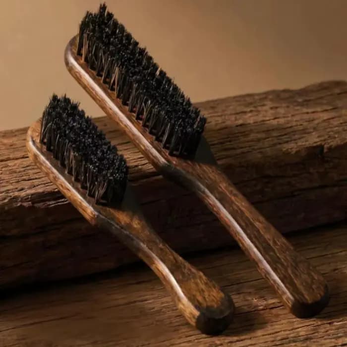Brosse à barbe en poils de sanglier avec manche en bois