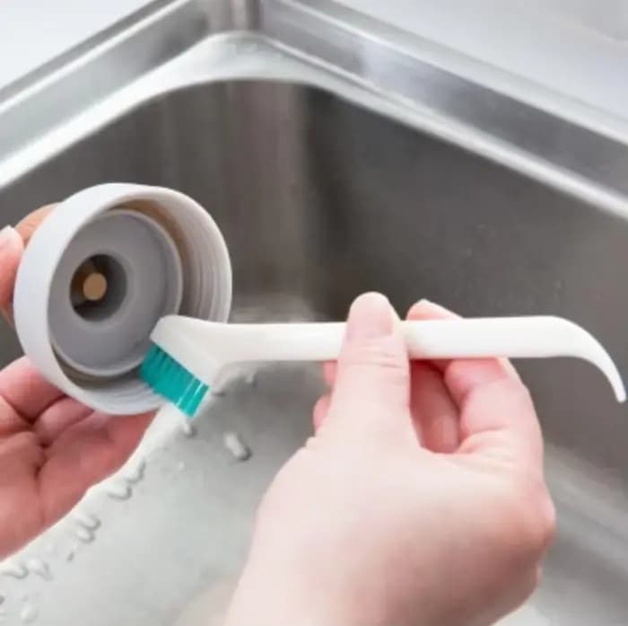Brosse de nettoyage étroite à long manche