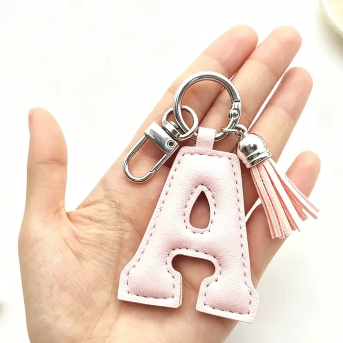 Porte-clés en cuir avec initiale A-Z, mini pompon décoratif, couleur unie, alphabet, ornement de sac à dos, cadeau pour fille