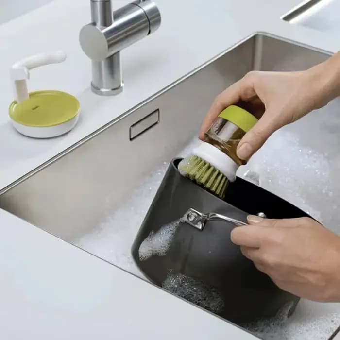 Brosse de nettoyage ménager multi-usages 2-en-1 avec distributeur de savon et manche