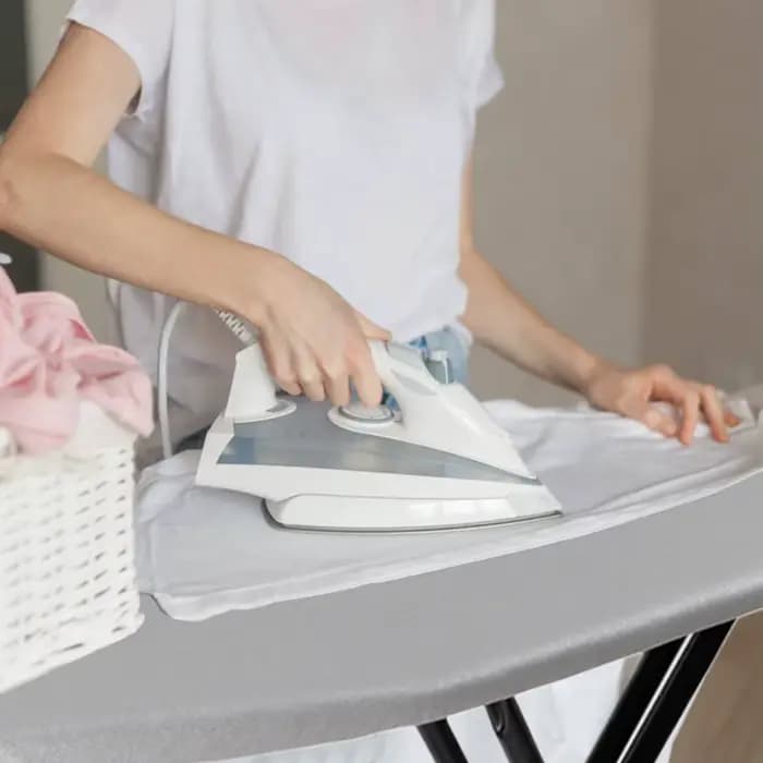 Planche à repasser compacte et robuste, pliable et réglable en hauteur, avec couvercle résistant à la chaleur, repose-fer à vapeur, pieds antidérapants