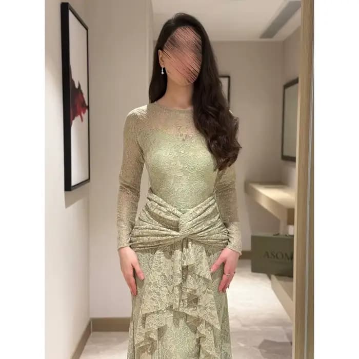 Robe longue en dentelle transparente vert sauge pour femme, à manches longues, avec torsion sur le devant et volants, coupe sirène, idéale pour les invitées de mariage et les soirées.