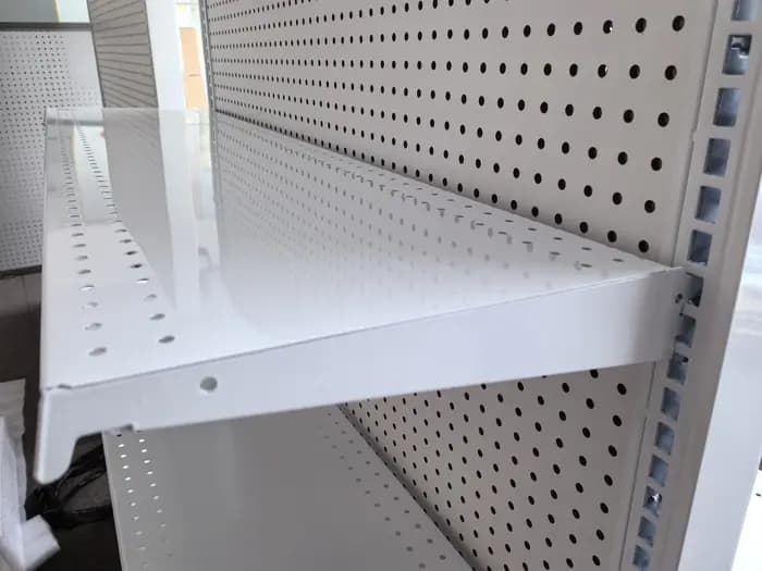Présentoir double face pour panier suspendu en forme de L avec 3 étagères