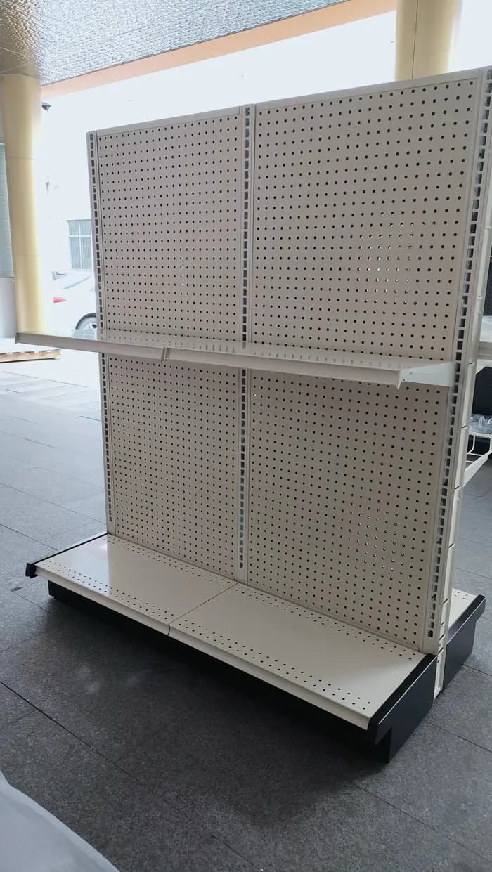 Présentoir double face pour panier suspendu en forme de L avec 3 étagères