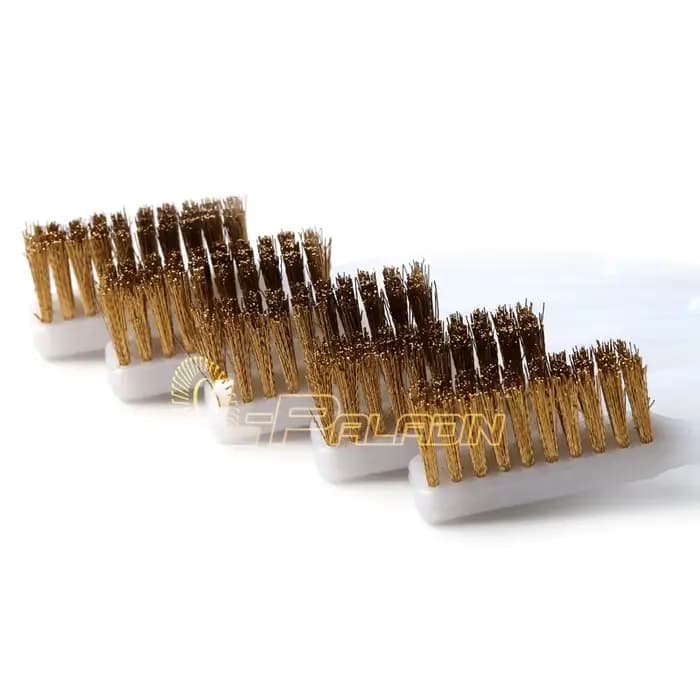Brosse métallique en laiton pour enlever la peinture