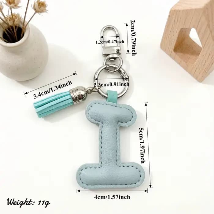 Porte-clés en cuir avec initiale A-Z, mini pompon décoratif, couleur unie, alphabet, ornement de sac à dos, cadeau pour fille