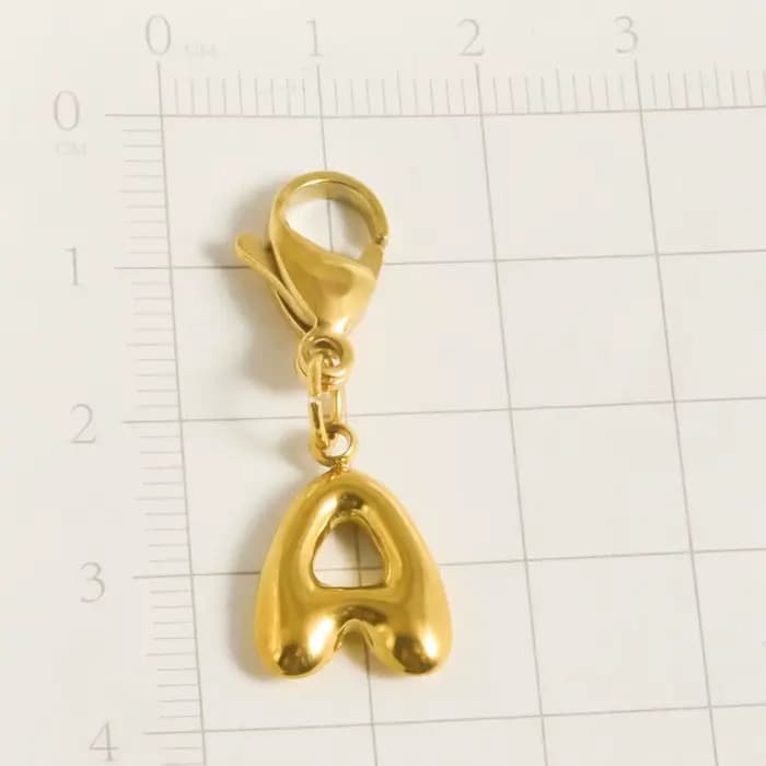 Charmes pendentifs en alphabet anglais à 26 lettres, plaqués or véritable, en acier inoxydable, ferm