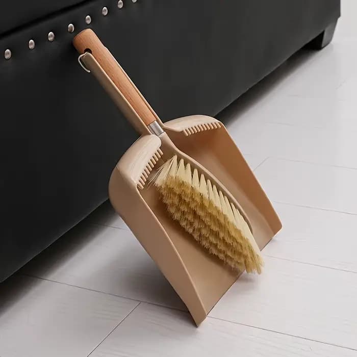 Un ensemble de pelle à poussière et de balai à manche en bois - idéal pour nettoyer les canapés, les