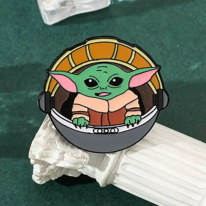 Broche de dessin animé Star Wars Baby Yoda, badge créatif mignon, accessoire, épingles en émail, figurine d'anime, décoration, bijoux pour enfants, cadeaux
