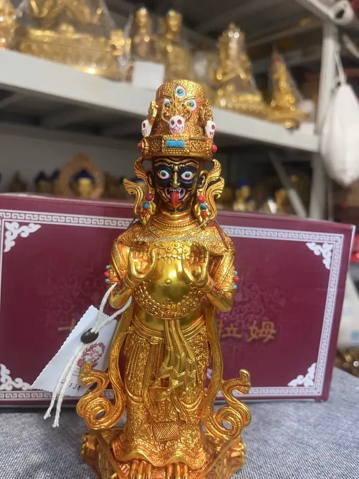 Temple du bouddhisme tibétain, déesse Zagirim Palden Lhamo, figure du bouddha panoramique, dieu de la richesse, autel de la maison, culte du moine lama