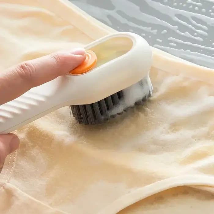 Brosse de nettoyage avec distributeur de savon