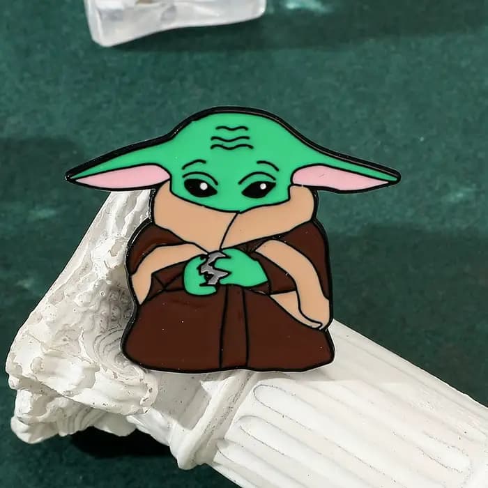 Broche de dessin animé Star Wars Baby Yoda, badge créatif mignon, accessoire, épingles en émail, figurine d'anime, décoration, bijoux pour enfants, cadeaux