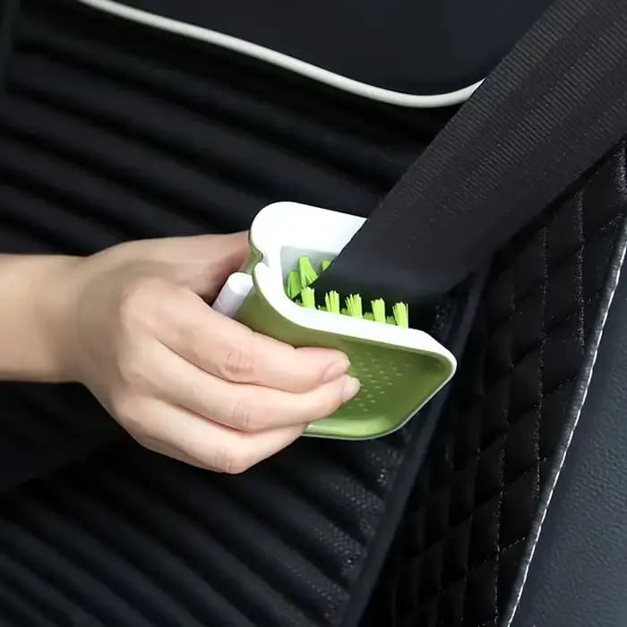 Gardez vos sièges de voiture propres et frais avec cette brosse de nettoyage de ceinture de sécurité