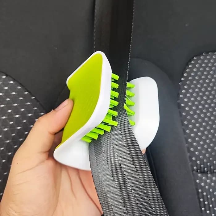 Gardez vos sièges de voiture propres et frais avec cette brosse de nettoyage de ceinture de sécurité