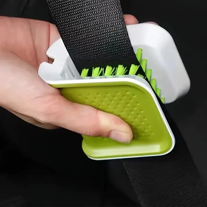 Gardez vos sièges de voiture propres et frais avec cette brosse de nettoyage de ceinture de sécurité