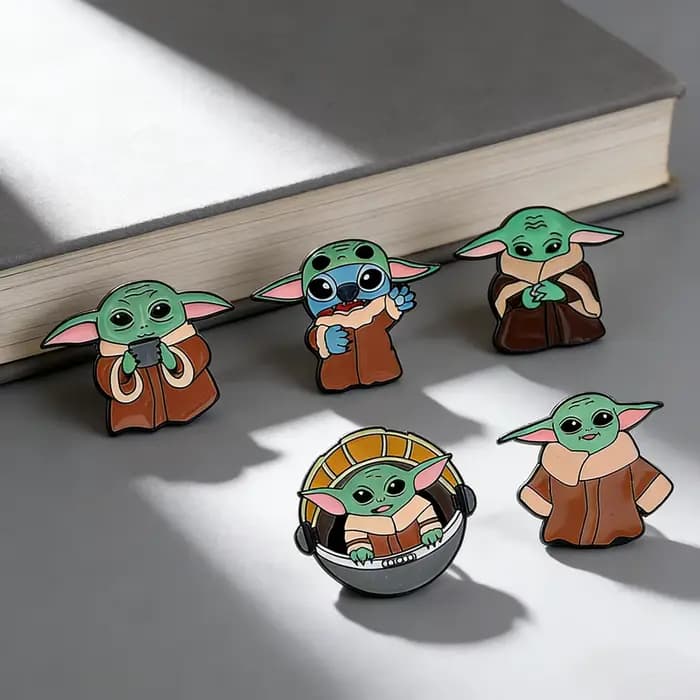 Broche de dessin animé Star Wars Baby Yoda, badge créatif mignon, accessoire, épingles en émail, figurine d'anime, décoration, bijoux pour enfants, cadeaux