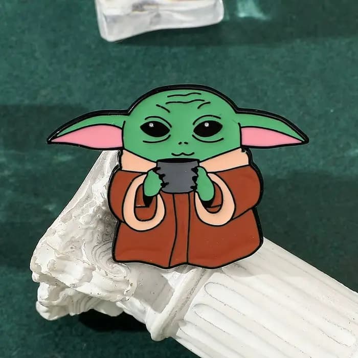 Broche de dessin animé Star Wars Baby Yoda, badge créatif mignon, accessoire, épingles en émail, figurine d'anime, décoration, bijoux pour enfants, cadeaux