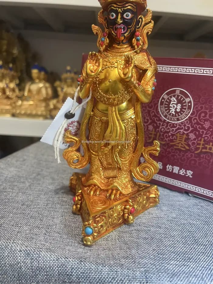 Temple du bouddhisme tibétain, déesse Zagirim Palden Lhamo, figure du bouddha panoramique, dieu de la richesse, autel de la maison, culte du moine lama