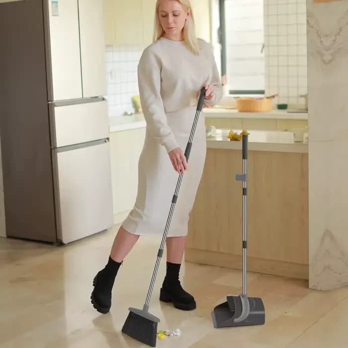 Ensemble balai à long manche et pelle