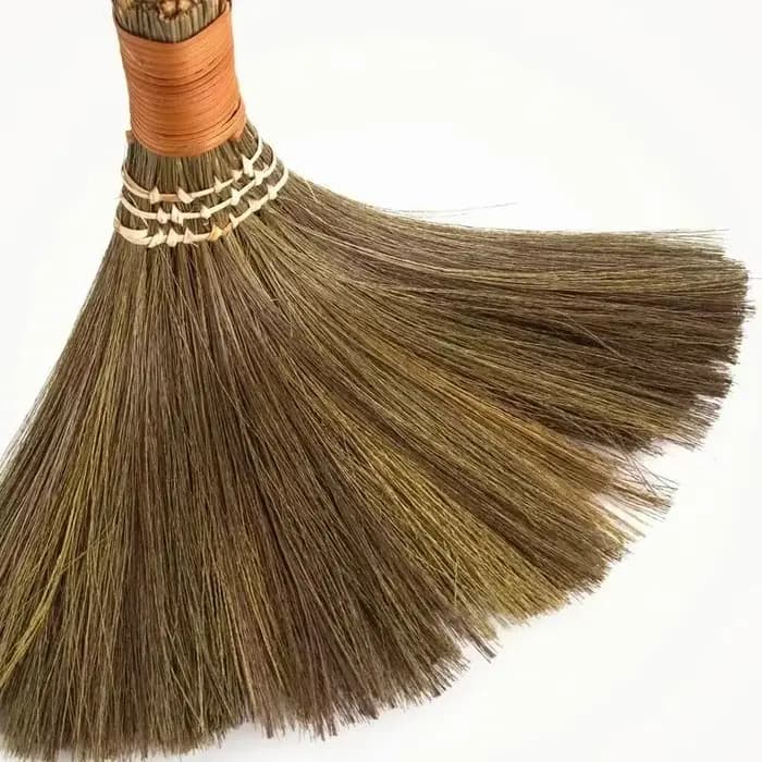 Balai utile pour balayage de sol en bois naturel