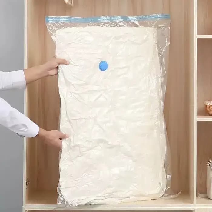 Sac sous vide et couvercle de pompe pour le rangement des vêtements