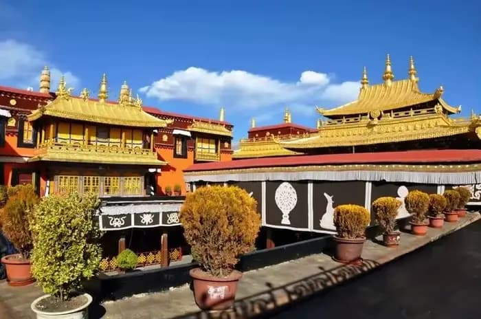 Temple du bouddhisme tibétain, déesse Zagirim Palden Lhamo, figure du bouddha panoramique, dieu de la richesse, autel de la maison, culte du moine lama
