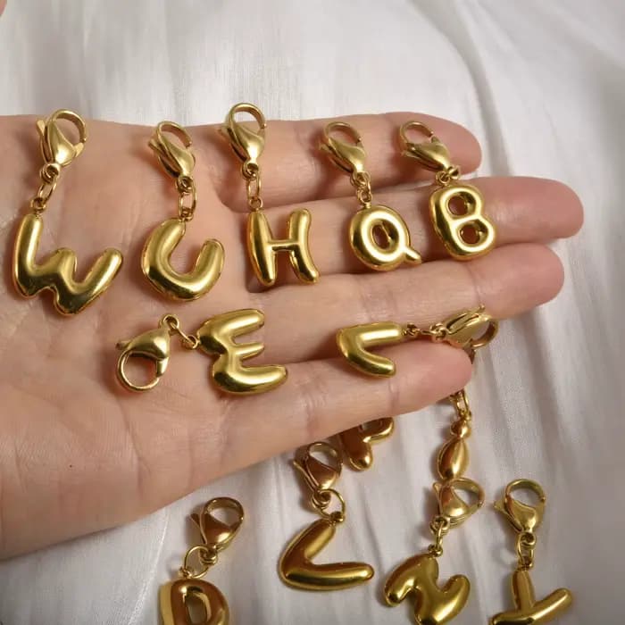Charmes pendentifs en alphabet anglais à 26 lettres, plaqués or véritable, en acier inoxydable, fermoir à homard, charmes DIY, cadeaux d'amour