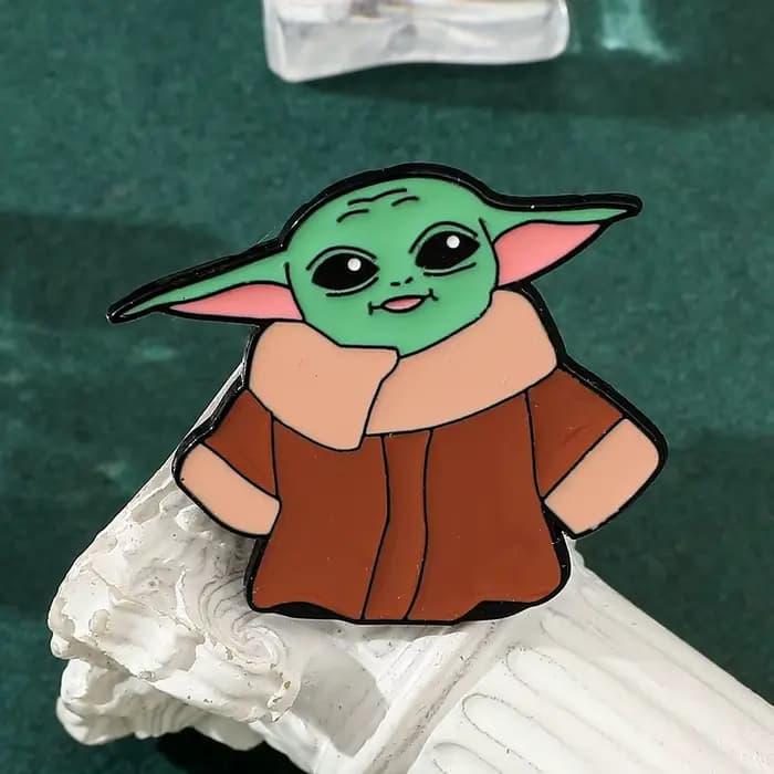 Broche de dessin animé Star Wars Baby Yoda, badge créatif mignon, accessoire, épingles en émail, figurine d'anime, décoration, bijoux pour enfants, cadeaux