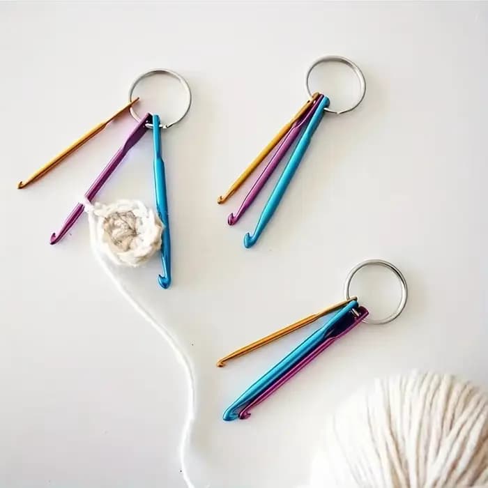 Crochets colorés, aiguilles à crocheter courtes à tête unique, faciles à transporter et ne se détachent pas facilement.