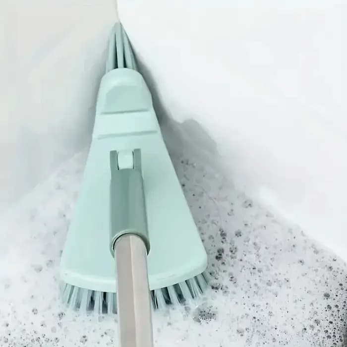Une brosse de sol triangulaire à poils durs à long manche, brosse de nettoyage des espaces des carreaux de salle de bain