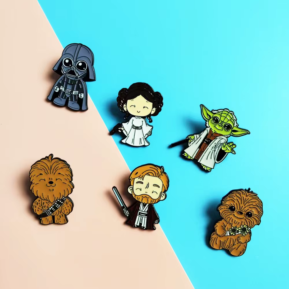 Badge en métal Star Wars mignon de Darth Vader et du Maître Yoda, accessoire de broche classique inspiré des films de science-fiction européens et américains