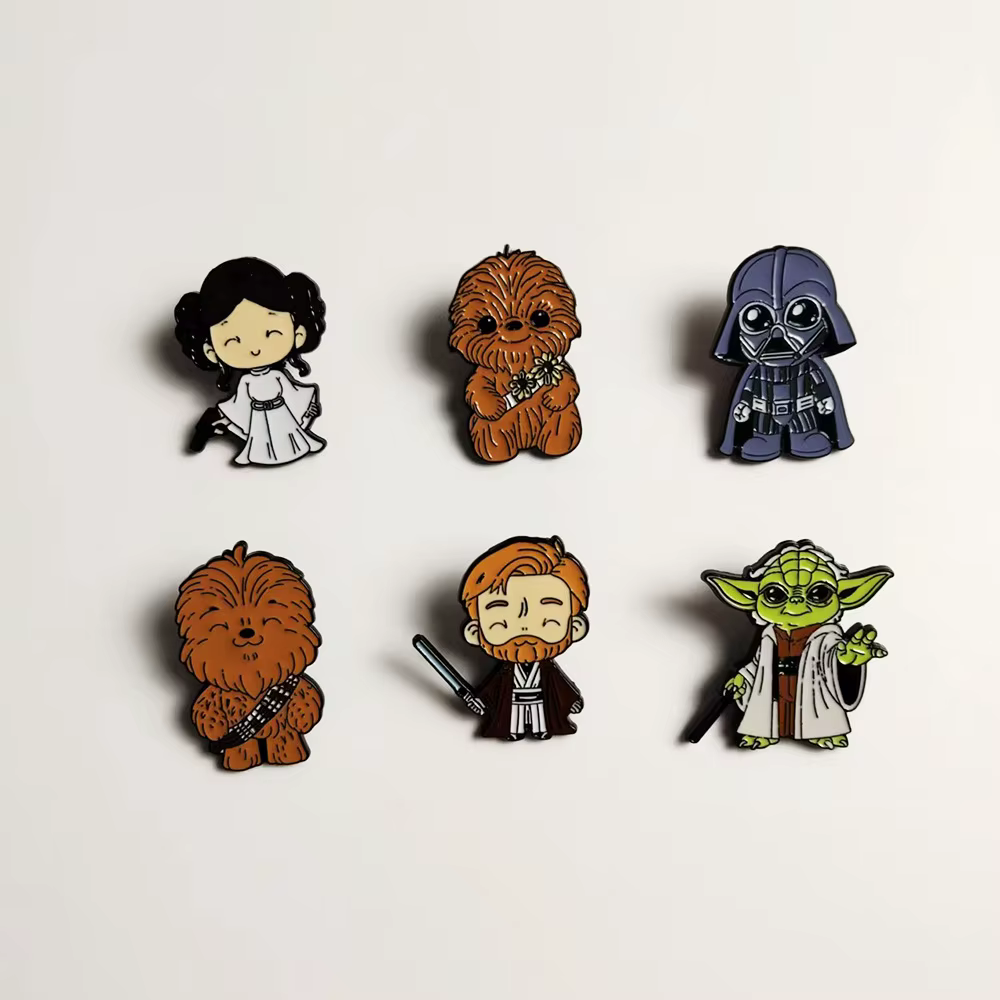 Badge en métal Star Wars mignon de Darth Vader et du Maître Yoda, accessoire de broche classique inspiré des films de science-fiction européens et américains